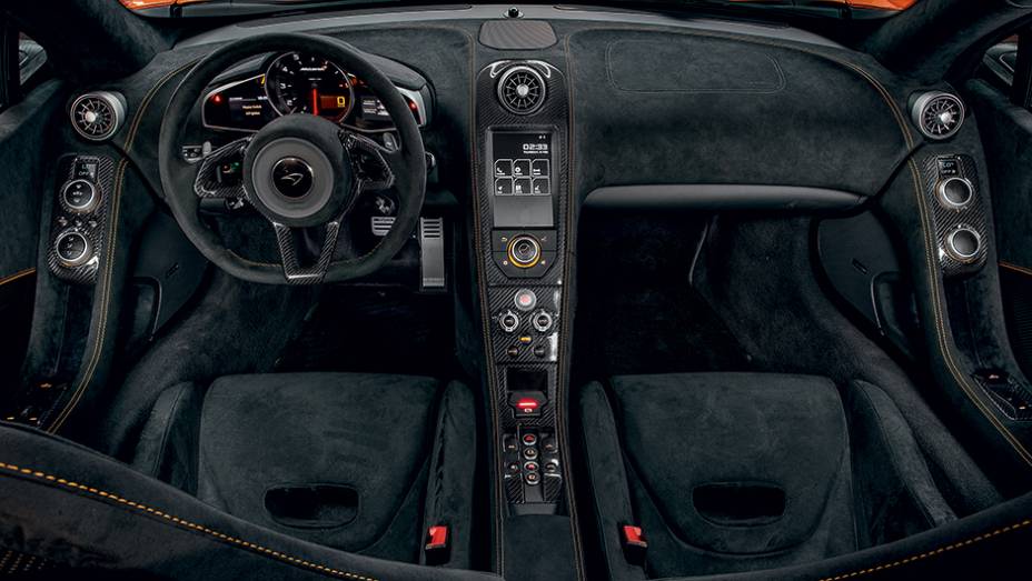 Interior com muito revestimento Alcantara e fibra de carbono | <a href="https://gutenberg.quatrorodas.abril.com.br/carros/impressoes/mclaren-650s-787311.shtml" rel="migration">Leia mais</a>