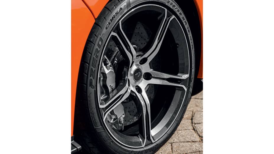 Rodas aro 19 na frente | <a href="https://gutenberg.quatrorodas.abril.com.br/carros/impressoes/mclaren-650s-787311.shtml" rel="migration">Leia mais</a>