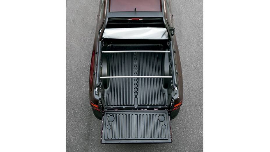 Ca&ccedil;amba leva 734 litros | <a href="https://gutenberg.quatrorodas.abril.com.br/carros/comparativos/saveiro-x-strada-787696.shtml" rel="migration">Leia mais</a>