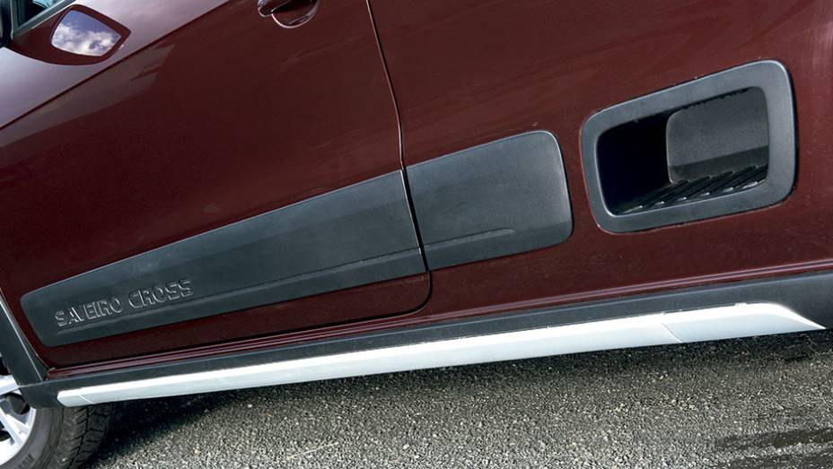 Step-side facilita o acesso à caçamba | <a href="https://gutenberg.quatrorodas.abril.com.br/carros/comparativos/saveiro-x-strada-787696.shtml" rel="migration">Leia mais</a>