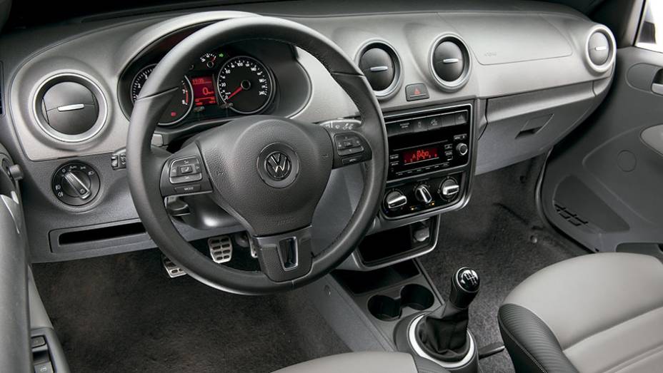 Volante multifuncional &eacute; o destaque da cabine | <a href="https://gutenberg.quatrorodas.abril.com.br/carros/comparativos/saveiro-x-strada-787696.shtml" rel="migration">Leia mais</a>