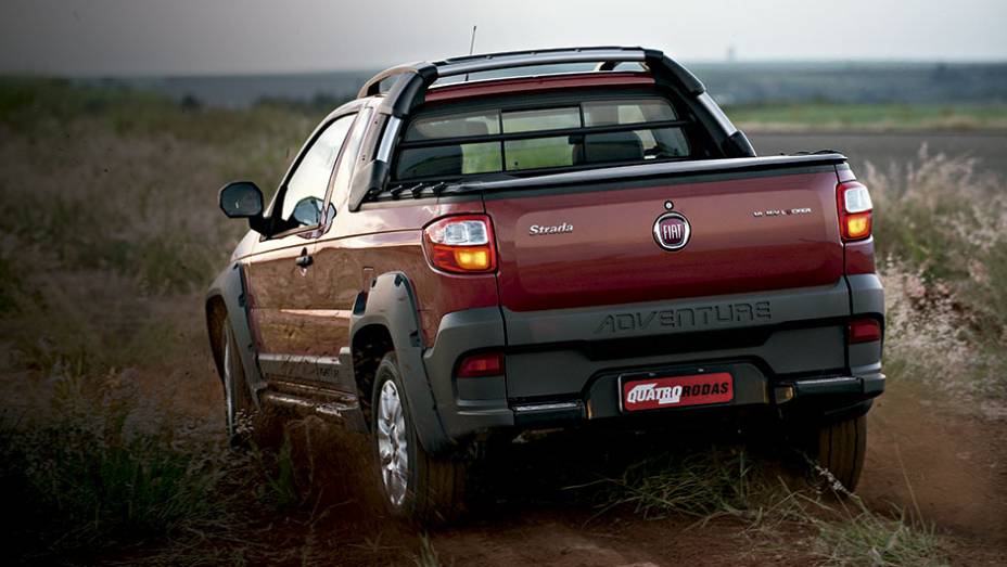 Logotipo Fiat é a maçaneta que abre tampa da caçamba | <a href="https://gutenberg.quatrorodas.abril.com.br/carros/comparativos/saveiro-x-strada-787696.shtml" rel="migration">Leia mais</a>