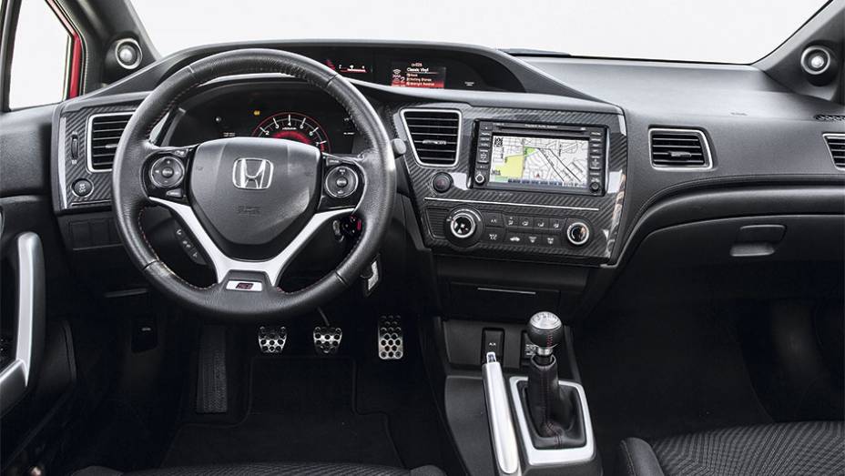 Dianteira tem desenho mais alinhado à nova linguagem de estilo da Honda | <a href="https://gutenberg.quatrorodas.abril.com.br/reportagens/geral/vale-esperar-honda-civic-si-795078.shtml" rel="migration">Leia mais</a>