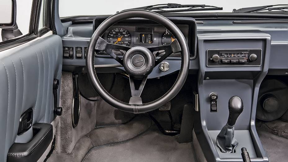 Interior simples, com instrumentos herdados do Escort XR3 | <a href="https://gutenberg.quatrorodas.abril.com.br/carros/classicos-brasileiros/miura-kabrio-791967.shtml" rel="migration">Leia mais</a>