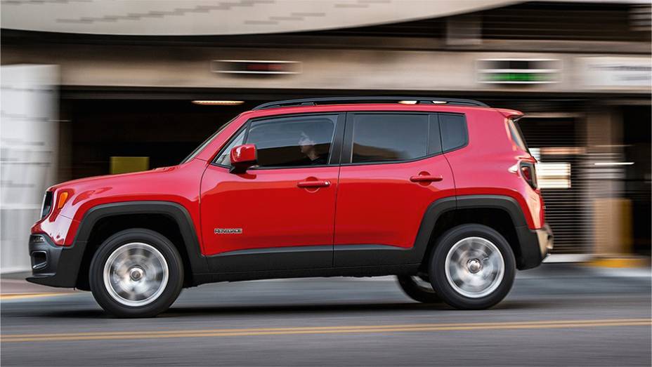 Coluna traseira larga e quadrada lembra o primo distante Fiat Uno | <a href="https://gutenberg.quatrorodas.abril.com.br/reportagens/geral/vale-esperar-jeep-renegade-791986.shtml" rel="migration">Leia mais</a>