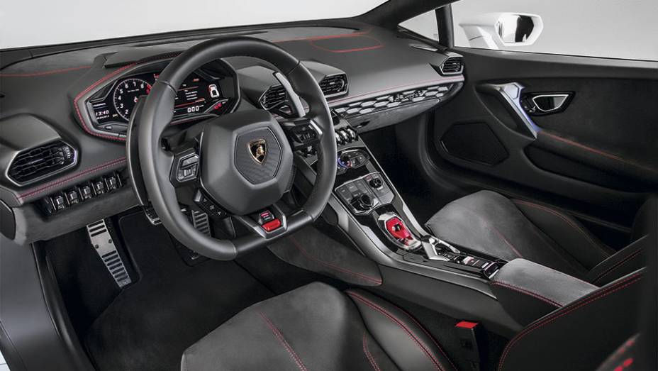 A ideia estilística dos hexágonos está espalhada pelo interior do esportivo | <a href="https://gutenberg.quatrorodas.abril.com.br/carros/impressoes/lamborghini-huracan-795058.shtml" rel="migration">Leia mais</a>