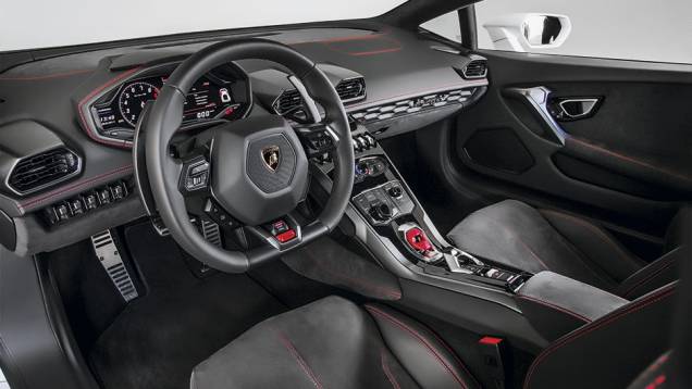 A ideia estilística dos hexágonos está espalhada pelo interior do esportivo | <a href="https://gutenberg.quatrorodas.abril.com.br/carros/impressoes/lamborghini-huracan-795058.shtml" rel="migration">Leia mais</a> A ideia estilística dos hexágonos está espalhada pelo interior do esportivo | <a href="https://gutenberg.quatrorodas.abril.com.br/carros/impressoes/lamborghini-huracan-795058.shtml" rel="migration">Leia mais</a>