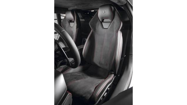 Banco com couro nas bordas e Alcantara no meio | <a href="https://gutenberg.quatrorodas.abril.com.br/carros/impressoes/lamborghini-huracan-795058.shtml" rel="migration">Leia mais</a> Banco com couro nas bordas e Alcantara no meio | <a href="https://gutenberg.quatrorodas.abril.com.br/carros/impressoes/lamborghini-huracan-795058.shtml" rel="migration">Leia mais</a>