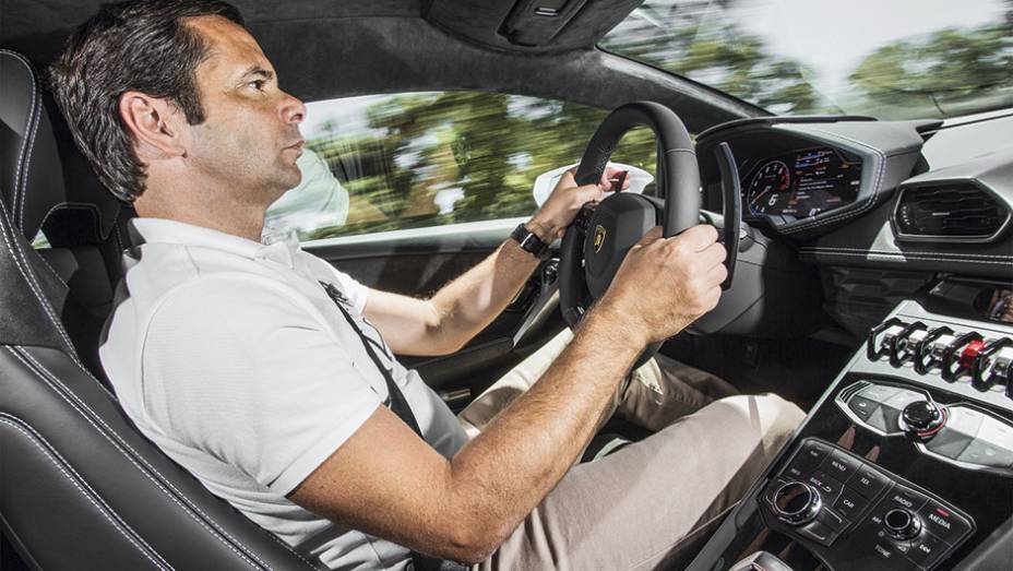 Antes hidr&aacute;ulica, a dire&ccedil;&atilde;o do novo Lambo passou a ter assist&ecirc;ncia el&eacute;trica | <a href="https://gutenberg.quatrorodas.abril.com.br/carros/impressoes/lamborghini-huracan-795058.shtml" rel="migration">Leia mais</a>