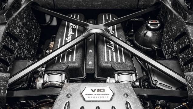 Motor é o 5.2 aspirado do Audi R8 V10, mas retrabalhado | <a href="https://gutenberg.quatrorodas.abril.com.br/carros/impressoes/lamborghini-huracan-795058.shtml" rel="migration">Leia mais</a> Motor é o 5.2 aspirado do Audi R8 V10, mas retrabalhado | <a href="https://gutenberg.quatrorodas.abril.com.br/carros/impressoes/lamborghini-huracan-795058.shtml" rel="migration">Leia mais</a>
