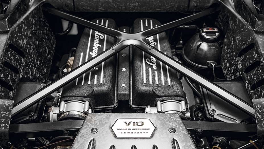 Motor &eacute; o 5.2 aspirado do Audi R8 V10, mas retrabalhado | <a href="https://gutenberg.quatrorodas.abril.com.br/carros/impressoes/lamborghini-huracan-795058.shtml" rel="migration">Leia mais</a>