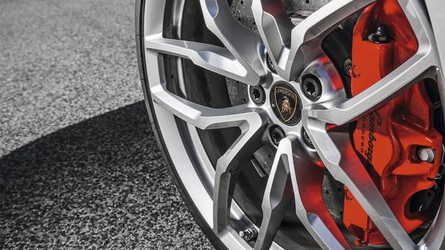 Rodas têm 20 polegadas | <a href="https://gutenberg.quatrorodas.abril.com.br/carros/impressoes/lamborghini-huracan-795058.shtml" rel="migration">Leia mais</a> Rodas têm 20 polegadas | <a href="https://gutenberg.quatrorodas.abril.com.br/carros/impressoes/lamborghini-huracan-795058.shtml" rel="migration">Leia mais</a>