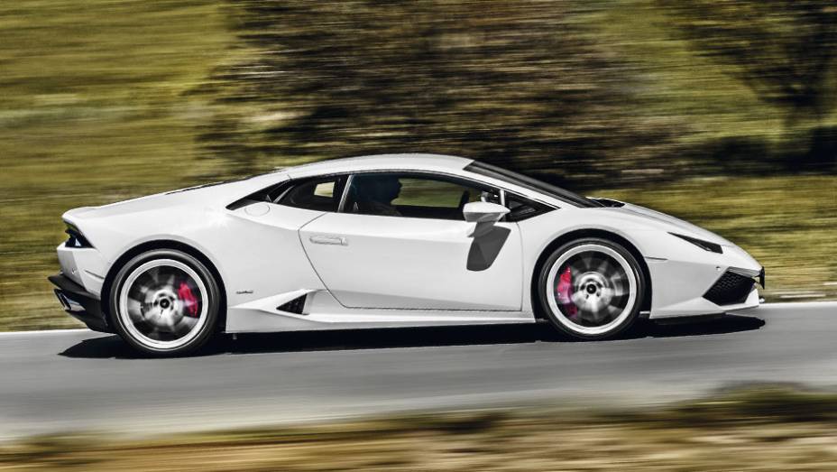 De lado, o Hurac&aacute;n continua seguindo a escola Lamborghini: perfil muito baixo e para-brisa com a mesma inclina&ccedil;&atilde;o do cap&ocirc; | <a href="https://gutenberg.quatrorodas.abril.com.br/carros/impressoes/lamborghini-huracan-795058.shtml" rel="migration">Leia mais</a>