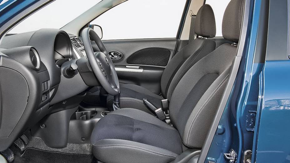 Bancos t&ecirc;m novo padr&atilde;o de tecido em dois tons. H&aacute; ajuste de altura para volante e assento do motorista | <a href="https://gutenberg.quatrorodas.abril.com.br/carros/testes/nissan-march-792698.shtml" rel="migration">Leia mais</a>