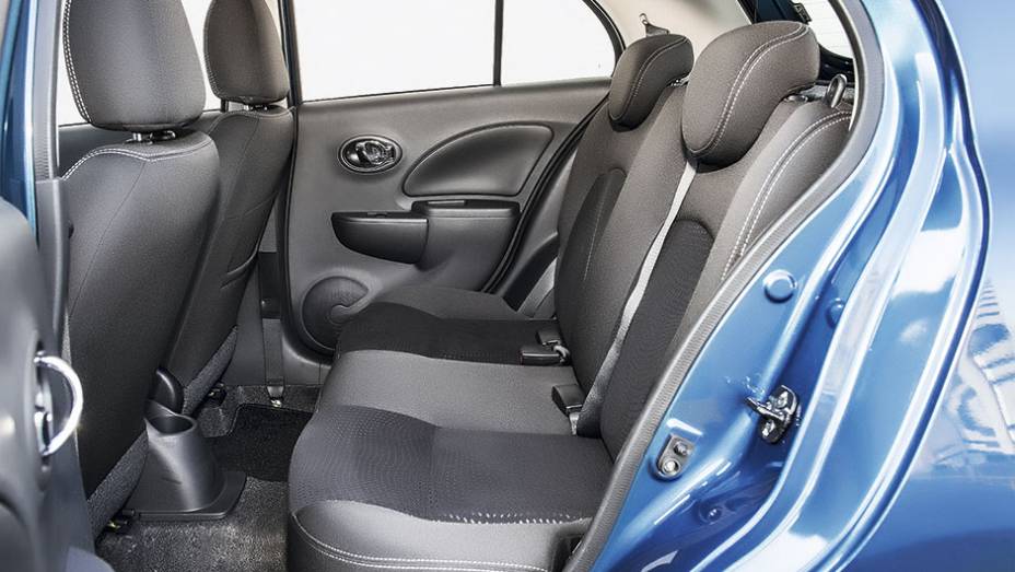 Atr&aacute;s, o encosto &eacute; rebat&iacute;vel, mas inteiri&ccedil;o | <a href="https://gutenberg.quatrorodas.abril.com.br/carros/testes/nissan-march-792698.shtml" rel="migration">Leia mais</a>