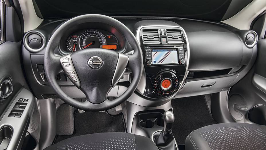 Volante e parte central do painel foram alterados | <a href="https://gutenberg.quatrorodas.abril.com.br/carros/testes/nissan-march-792698.shtml" rel="migration">Leia mais</a>