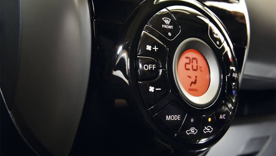 Novo ar-condicionado adotou regulagens digitais | <a href="https://gutenberg.quatrorodas.abril.com.br/carros/testes/nissan-march-792698.shtml" rel="migration">Leia mais</a>