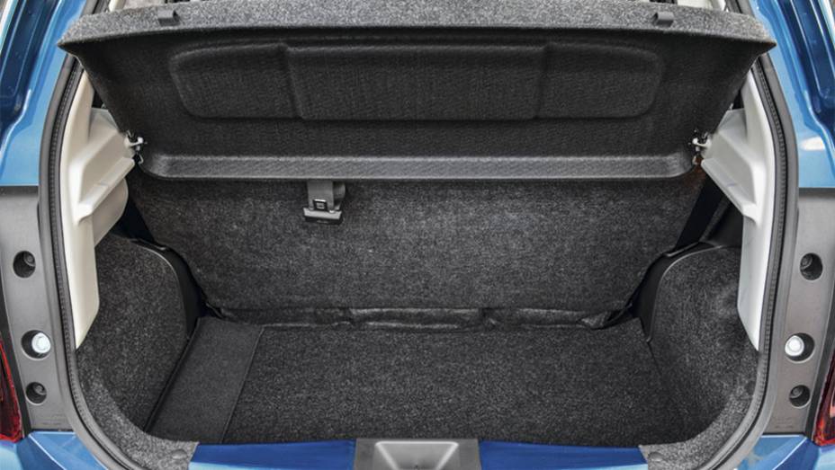 No porta-malas, 265 litros | <a href="https://gutenberg.quatrorodas.abril.com.br/carros/testes/nissan-march-792698.shtml" rel="migration">Leia mais</a>