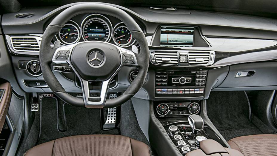 No painel, central multimídia com relógio suíço da marca IWC | <a href="https://gutenberg.quatrorodas.abril.com.br/carros/impressoes/mercedes-benz-cls-63-amg-shooting-brake-795060.shtml" rel="migration">Leia mais</a>