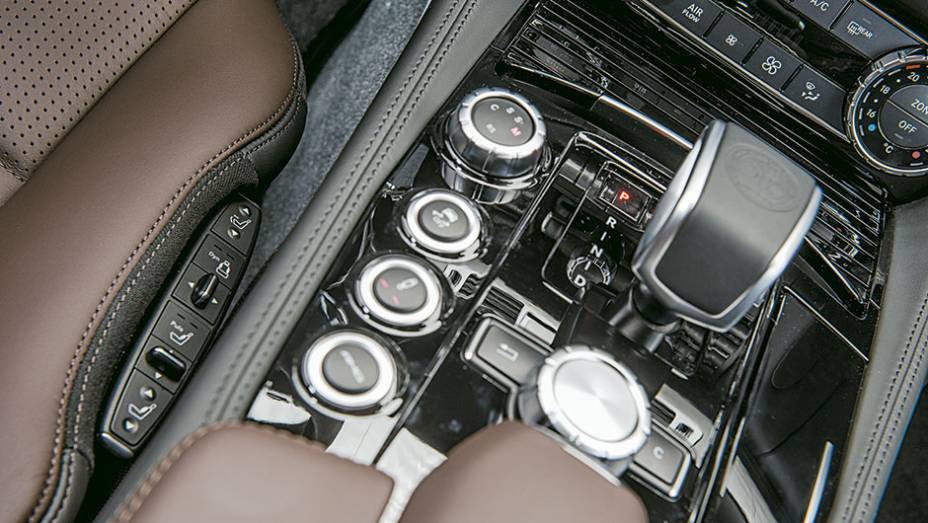 Na alavanca do câmbio, o capricho do logotipo AMG em relevo no couro | <a href="https://gutenberg.quatrorodas.abril.com.br/carros/impressoes/mercedes-benz-cls-63-amg-shooting-brake-795060.shtml" rel="migration">Leia mais</a>