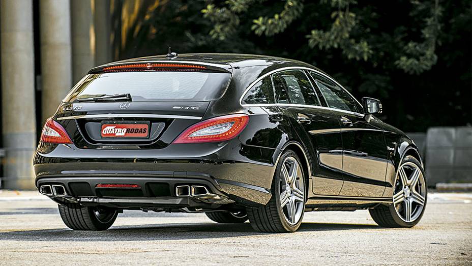 Teto descendente limita espaço atrás, mas realça esportividade | <a href="https://gutenberg.quatrorodas.abril.com.br/carros/impressoes/mercedes-benz-cls-63-amg-shooting-brake-795060.shtml" rel="migration">Leia mais</a>