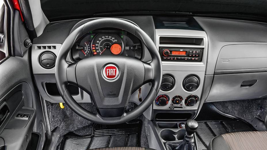 Conta-giros e bancos com nome da vers&atilde;o bordado... | <a href="https://gutenberg.quatrorodas.abril.com.br/carros/impressoes/fiat-palio-fire-way-790798.shtml" rel="migration">Leia mais</a>