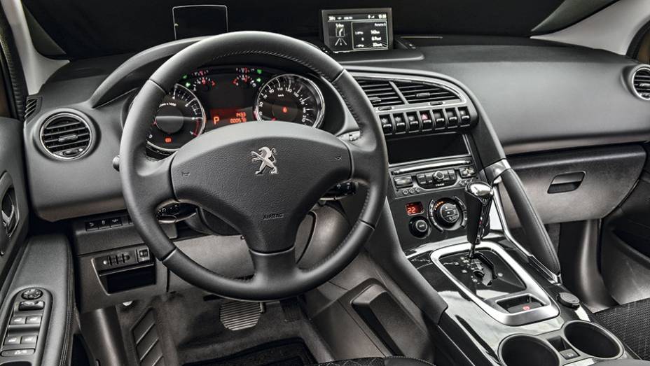 Sem mudanças no interior: bom acabamento e muitos porta-trecos | <a href="https://gutenberg.quatrorodas.abril.com.br/carros/impressoes/peugeot-3008-791963.shtml" rel="migration">Leia mais</a>