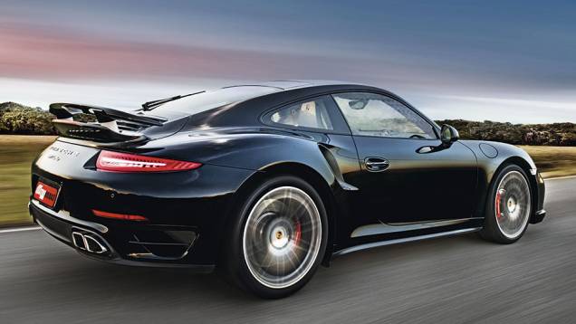 Motor de 520 cv de potência e tração nas quatro rodas | <a href="https://gutenberg.quatrorodas.abril.com.br/carros/testes/porscshe-911-turbo-795081.shtml" rel="migration">Leia mais</a> Motor de 520 cv de potência e tração nas quatro rodas | <a href="https://gutenberg.quatrorodas.abril.com.br/carros/testes/porscshe-911-turbo-795081.shtml" rel="migration">Leia mais</a>