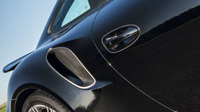 as tomadas de ar laterais ventilam os radiadores dos turbos | <a href="https://gutenberg.quatrorodas.abril.com.br/carros/testes/porscshe-911-turbo-795081.shtml" rel="migration">Leia mais</a>
as tomadas de ar laterais ventilam os radiadores dos turbos | <a href="https://gutenberg.quatrorodas.abril.com.br/carros/testes/porscshe-911-turbo-795081.shtml" rel="migration">Leia mais</a>