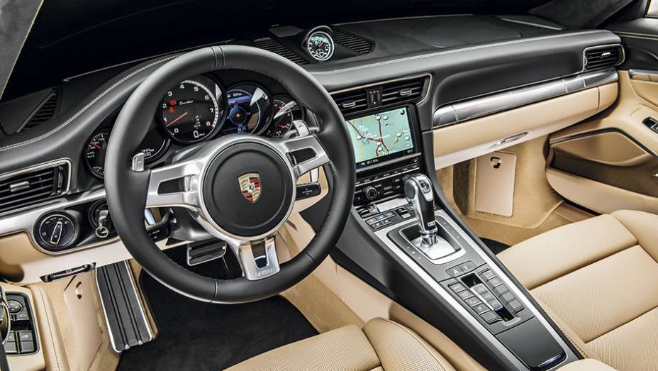 O console foi inspirado no Carrera GT | <a href="https://gutenberg.quatrorodas.abril.com.br/carros/testes/porscshe-911-turbo-795081.shtml" rel="migration">Leia mais</a>