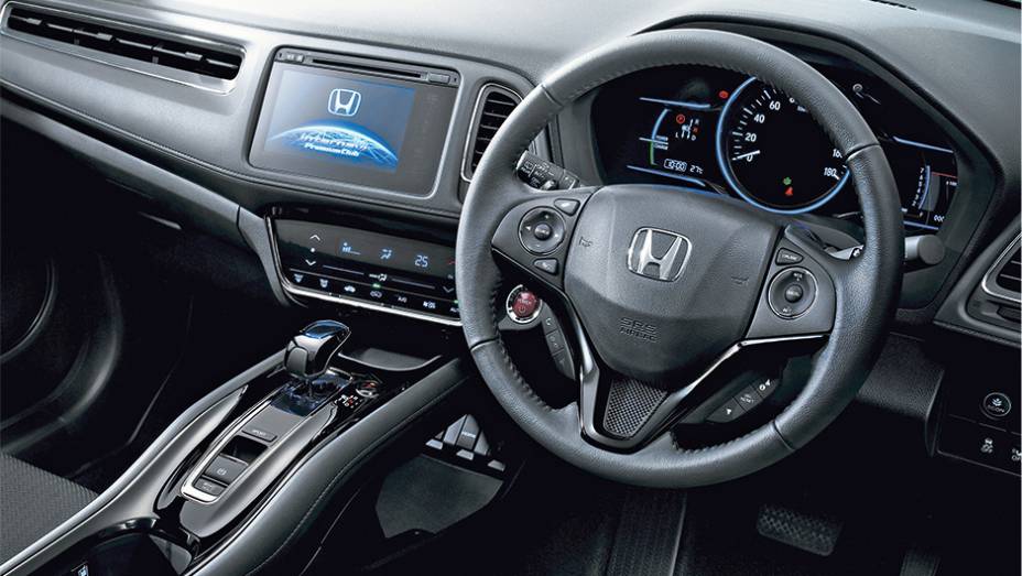 O console é voltado para o motorista | <a href="https://gutenberg.quatrorodas.abril.com.br/reportagens/geral/vale-esperar-honda-vezel-793591.shtml" rel="migration">Leia mais</a>