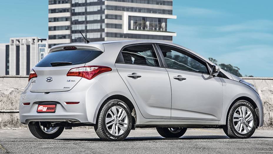 Na versão Comfort Plus, considerada no teste, o HB20 tem rodas de aço | <a href="https://gutenberg.quatrorodas.abril.com.br/carros/comparativos/renault-sandero-x-chevrolet-onix-x-hyundai-hb20-798448.shtml" rel="migration">Leia mais</a>