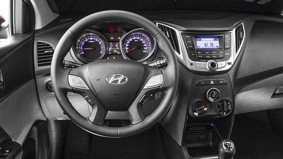 Vidros elétricos nos vidros dianteiros e traseiros são itens de série, assim como sistema de som, ar-condicionado e computador de bordo | <a href="https://gutenberg.quatrorodas.abril.com.br/carros/comparativos/renault-sandero-x-chevrolet-onix-x-hyundai-hb20-798448.s" rel="migration"></a>