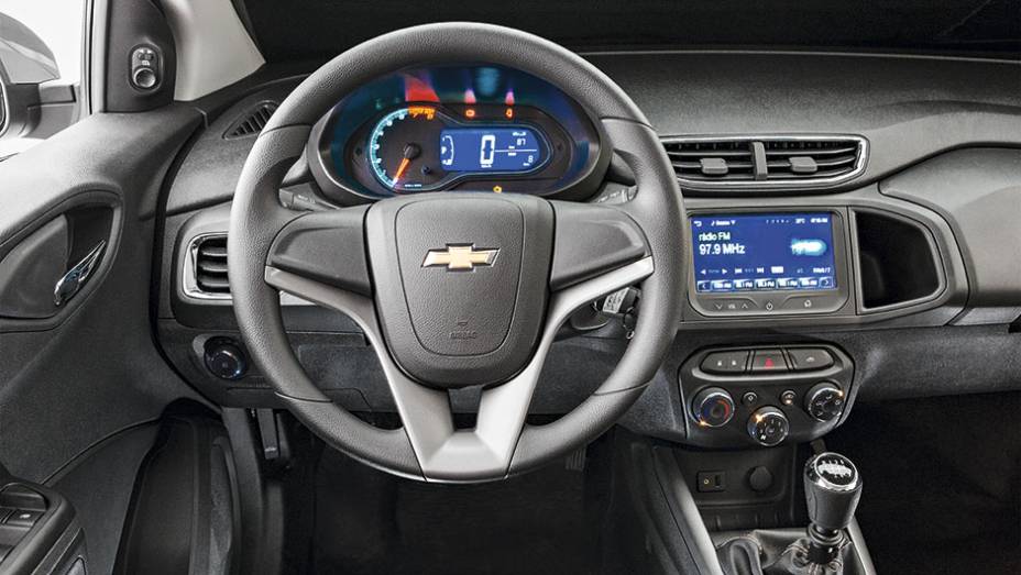 De s&eacute;rie, h&aacute; volante com regulagem de em altura, alarme, vidros dianteiros e retrovisores el&eacute;tricos e banco traseiro rebat&iacute;vel | <a href="https://gutenberg.quatrorodas.abril.com.br/carros/comparativos/renault-sandero-x-chevrolet-onix-x-hyundai-hb20-798448.shtml" rel="migration">Lei</a>