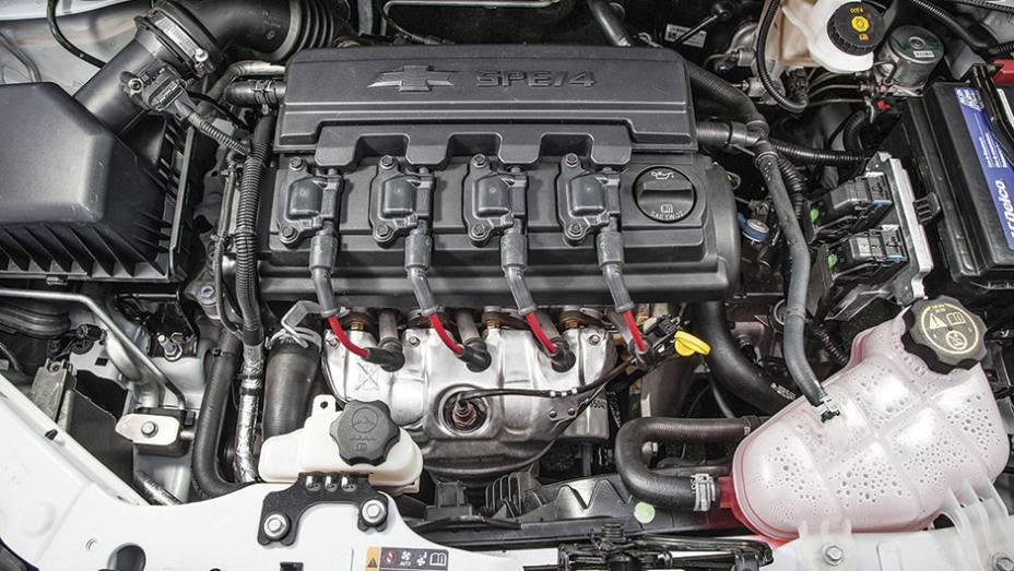 GM 1.4 traz monocomando no cabe&ccedil;ote | <a href="https://gutenberg.quatrorodas.abril.com.br/carros/comparativos/renault-sandero-x-chevrolet-onix-x-hyundai-hb20-798448.shtml" rel="migration">Leia mais</a>