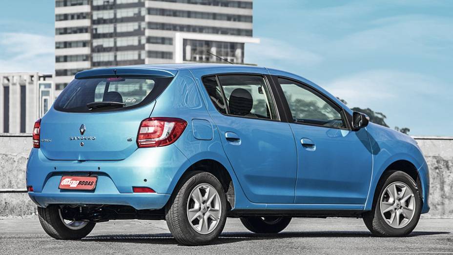 Na configura&ccedil;&atilde;o Expression, o Sandero n&atilde;o traz calotas nem sensor de estacionamento | <a href="https://gutenberg.quatrorodas.abril.com.br/carros/comparativos/renault-sandero-x-chevrolet-onix-x-hyundai-hb20-798448.shtml" rel="migration">Leia mais</a>