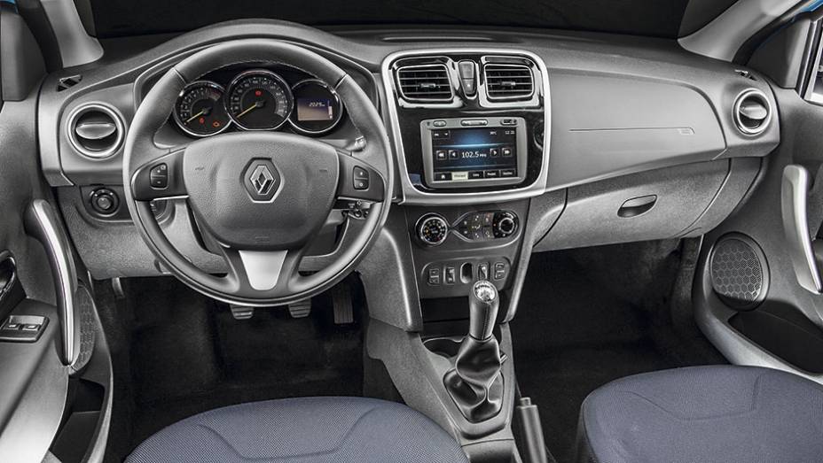 De s&eacute;rie, o hatch traz banco do motorista com ajuste em altura, banco traseiro bipartido e ar-condicionado | <a href="https://gutenberg.quatrorodas.abril.com.br/carros/comparativos/renault-sandero-x-chevrolet-onix-x-hyundai-hb20-798448.shtml" rel="migration">Leia mais</a>