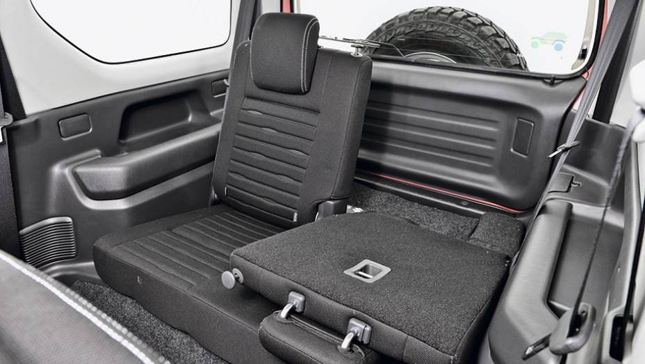 Bancos rebat&iacute;veis liberam espa&ccedil;o para bagagem | <a href="https://gutenberg.quatrorodas.abril.com.br/carros/impressoes/suzuki-jimny-4sport-797573.shtml" rel="migration">Leia mais</a>