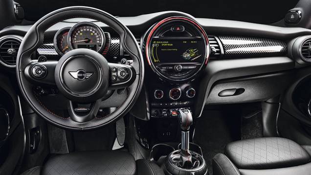 O antigo velocímetro centralizado foi para um lugar mais convencional: atrás do volante | <a href="https://gutenberg.quatrorodas.abril.com.br/carros/testes/mini-cooper-799550.shtml" rel="migration">Leia mais</a> O antigo velocímetro centralizado foi para um lugar mais convencional: atrás do volante | <a href="https://gutenberg.quatrorodas.abril.com.br/carros/testes/mini-cooper-799550.shtml" rel="migration">Leia mais</a>