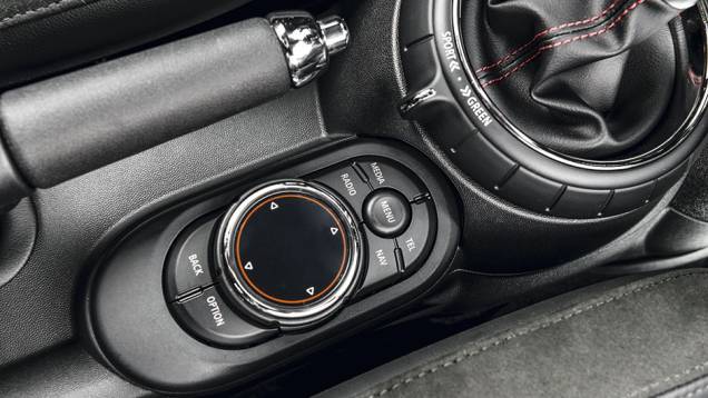 Controle da central multimídia | <a href="https://gutenberg.quatrorodas.abril.com.br/carros/testes/mini-cooper-799550.shtml" rel="migration">Leia mais</a> Controle da central multimídia | <a href="https://gutenberg.quatrorodas.abril.com.br/carros/testes/mini-cooper-799550.shtml" rel="migration">Leia mais</a>