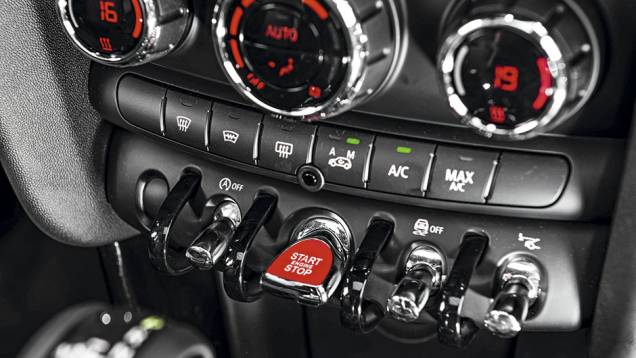 Teclas iguais às de aviões antigos, como na versão anterior | <a href="https://gutenberg.quatrorodas.abril.com.br/carros/testes/mini-cooper-799550.shtml" rel="migration">Leia mais</a> Teclas iguais às de aviões antigos, como na versão anterior | <a href="https://gutenberg.quatrorodas.abril.com.br/carros/testes/mini-cooper-799550.shtml" rel="migration">Leia mais</a>