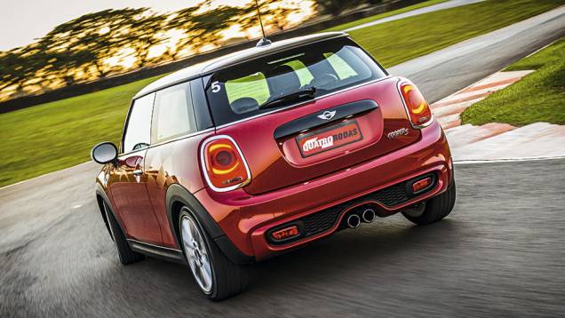Lanternas estão maiores e invadem a tampa traseira | <a href="https://gutenberg.quatrorodas.abril.com.br/carros/testes/mini-cooper-799550.shtml" rel="migration">Leia mais</a> Lanternas estão maiores e invadem a tampa traseira | <a href="https://gutenberg.quatrorodas.abril.com.br/carros/testes/mini-cooper-799550.shtml" rel="migration">Leia mais</a>