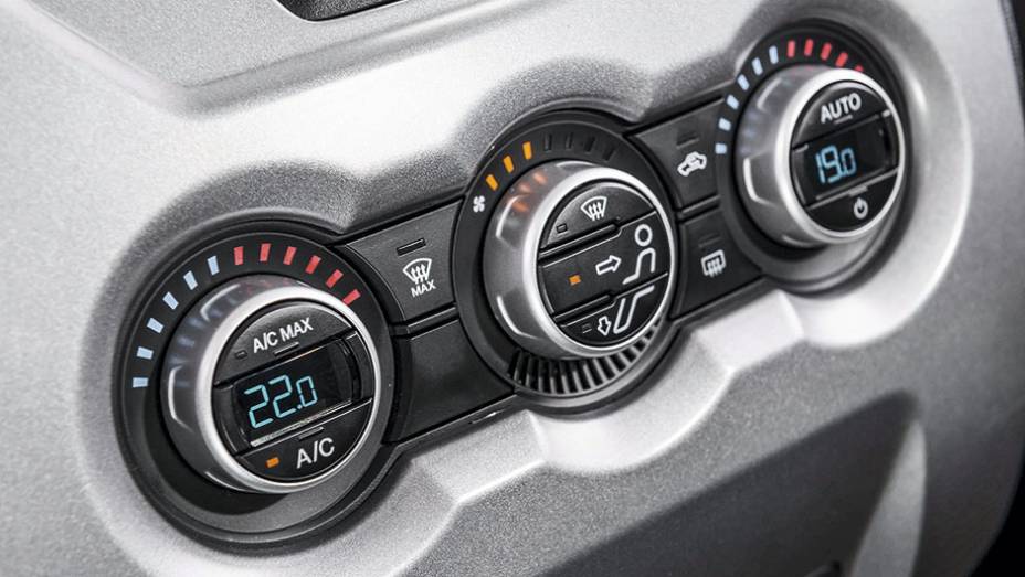 Ar-condicionado digital de duas zonas &eacute; item de s&eacute;rie | <a href="https://gutenberg.quatrorodas.abril.com.br/carros/testes/troller-t4-800224.shtml" rel="migration">Leia mais</a>