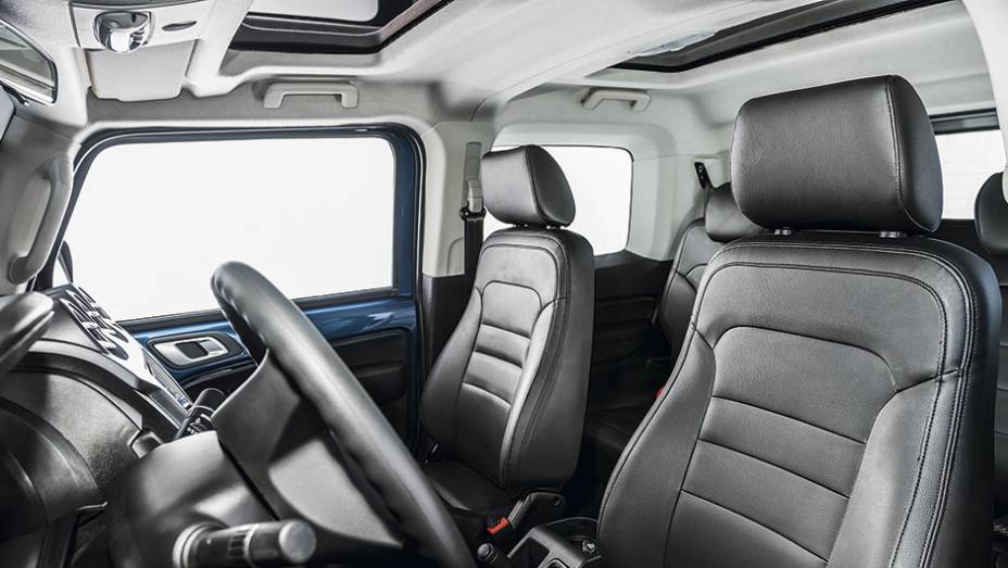 Cabine conta com teto solar de vidro na frente e atr&aacute;s | <a href="https://gutenberg.quatrorodas.abril.com.br/carros/testes/troller-t4-800224.shtml" rel="migration">Leia mais</a>
