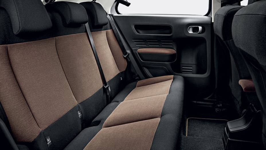 Atr&aacute;s, o banco n&atilde;o &eacute; bipartido | <a href="https://gutenberg.quatrorodas.abril.com.br/carros/impressoes/citroen-c4-cactus-802252.shtml" target="_blank" rel="migration">Leia mais</a>