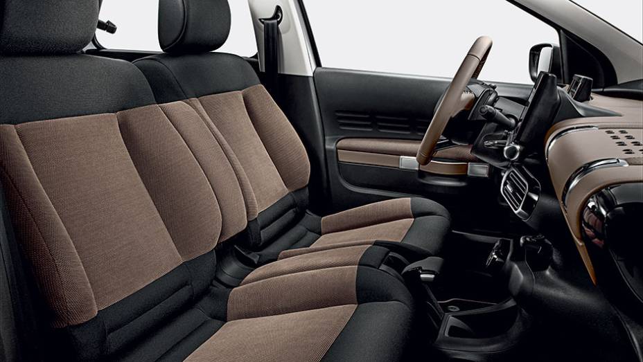 Na frente, o assento &eacute; inteiri&ccedil;o | <a href="https://gutenberg.quatrorodas.abril.com.br/carros/impressoes/citroen-c4-cactus-802252.shtml" target="_blank" rel="migration">Leia mais</a>
