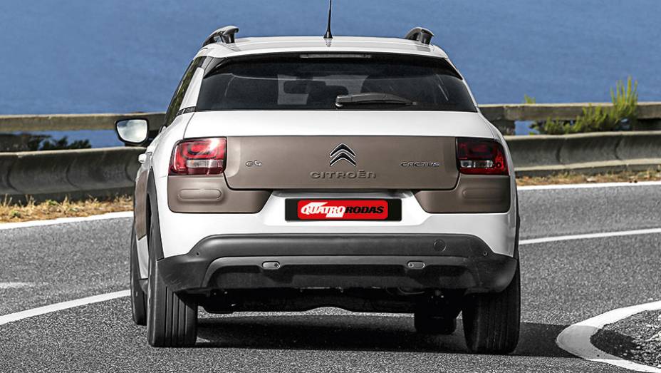Faixas atr&aacute;s e nas laterais t&ecirc;m 4 op&ccedil;&otilde;es de cor | <a href="https://gutenberg.quatrorodas.abril.com.br/carros/impressoes/citroen-c4-cactus-802252.shtml" target="_blank" rel="migration">Leia mais</a>