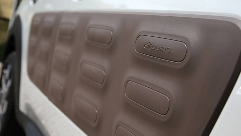 No detalhe, o Airbump, que protege contra riscos e pequenas colis&otilde;es | <a href="https://gutenberg.quatrorodas.abril.com.br/carros/impressoes/citroen-c4-cactus-802252.shtml" target="_blank" rel="migration">Leia mais</a>