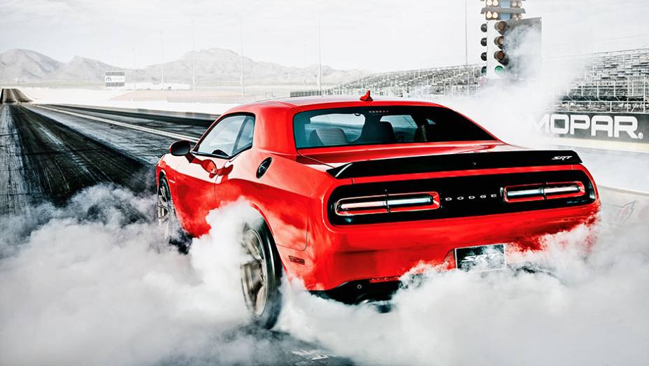 O Hellcat nasceu para arrasar na largada: 0 a 100 km/h em 3,5 s | <a href="https://gutenberg.quatrorodas.abril.com.br/carros/impressoes/dodge-challenger-hellcat-802142.shtml" target="_blank" rel="migration">Leia mais</a>