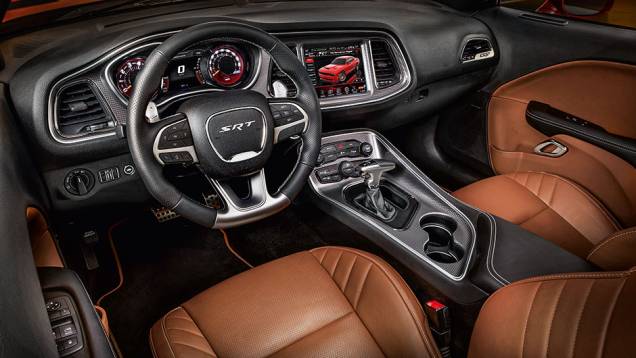 Câmbio automático de 8 marchas traz uma estranha manopla horizontal | <a href="https://gutenberg.quatrorodas.abril.com.br/carros/impressoes/dodge-challenger-hellcat-802142.shtml" target="_blank" rel="migration">Leia mais</a> Câmbio automático de 8 marchas traz uma estranha manopla horizontal | <a href="https://gutenberg.quatrorodas.abril.com.br/carros/impressoes/dodge-challenger-hellcat-802142.shtml" target="_blank" rel="migration">Leia mais</a>